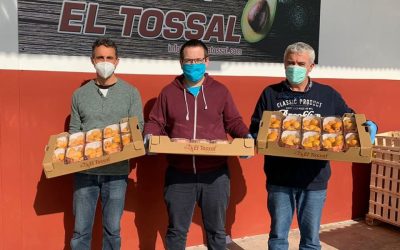 Agrícola el Tossal dona nísperos a toda la población de Confrides y L’Abdet 
