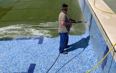 La piscina municipal de Confrides prepara sus instalaciones para una posible reapertura