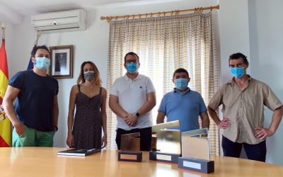 El jurado del Festival de Cine L’Abdet firma el libro de Honor del Ayuntamiento de Confrides L’Abdet