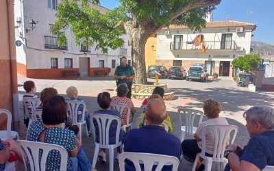 La Guardia Civil imparte jornadas anti fraude en Confrides y L’Abdet