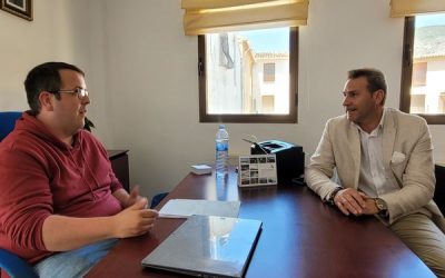 Alejandro Morant, diputado de carreteras, visita Confrides / L’Abdet para atender las demandas de la corporación