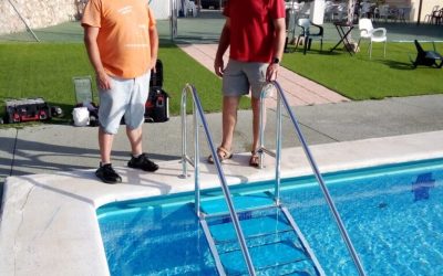 Instalada una nueva escalera para personas mayores o con movilidad reducida en la piscina municipal