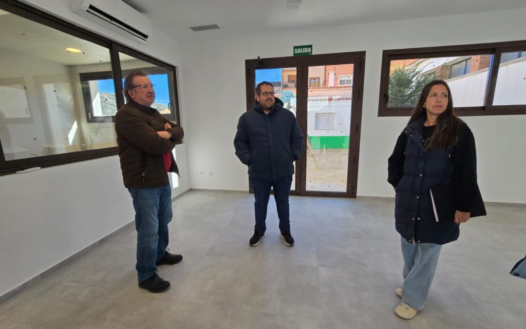 El Ayuntamiento de Confrides firma el acta de recepción de las obras del colegio y la antigua casa del maestro