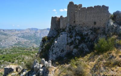 Las brigadas forestales de Confrides mejoran la accesibilidad al camino del Castellet con nuevos trabajos de limpieza y desbroce